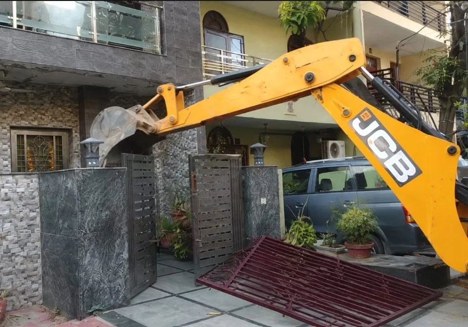 Machine demolition service in Shaheed Path Lucknow