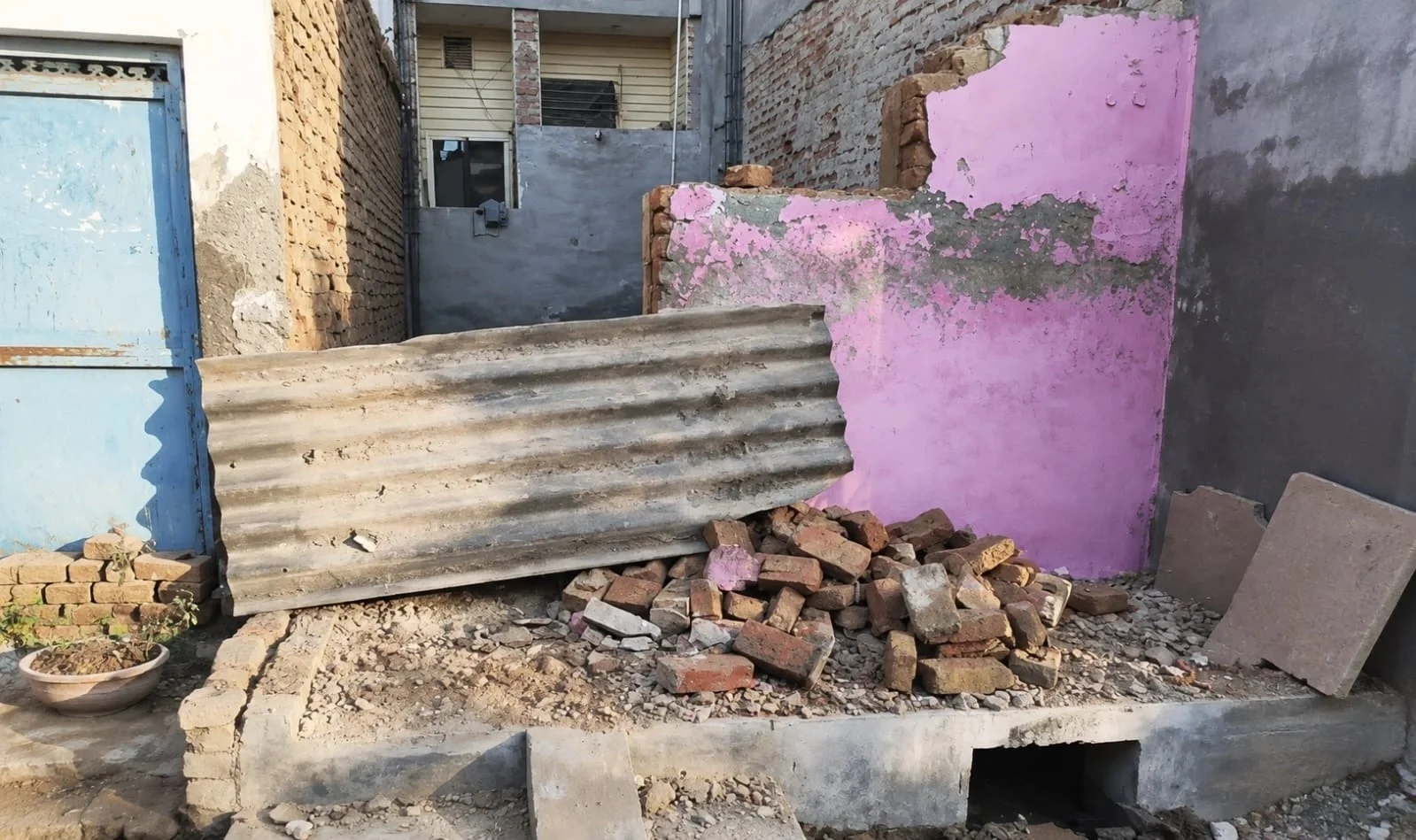  house before construction work in Shaheed Path Lucknow