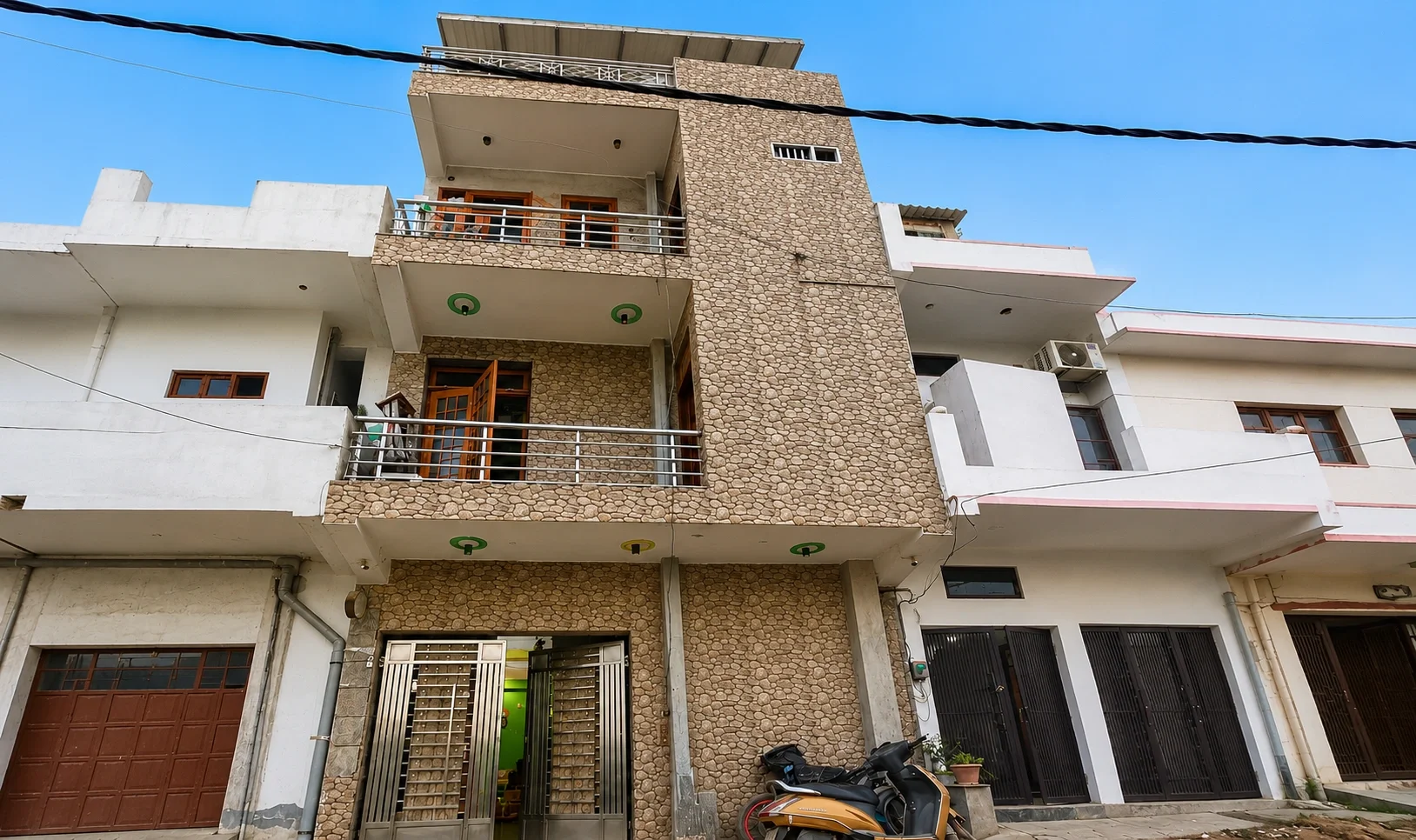  House before using best building material in Shaheed Path Lucknow
