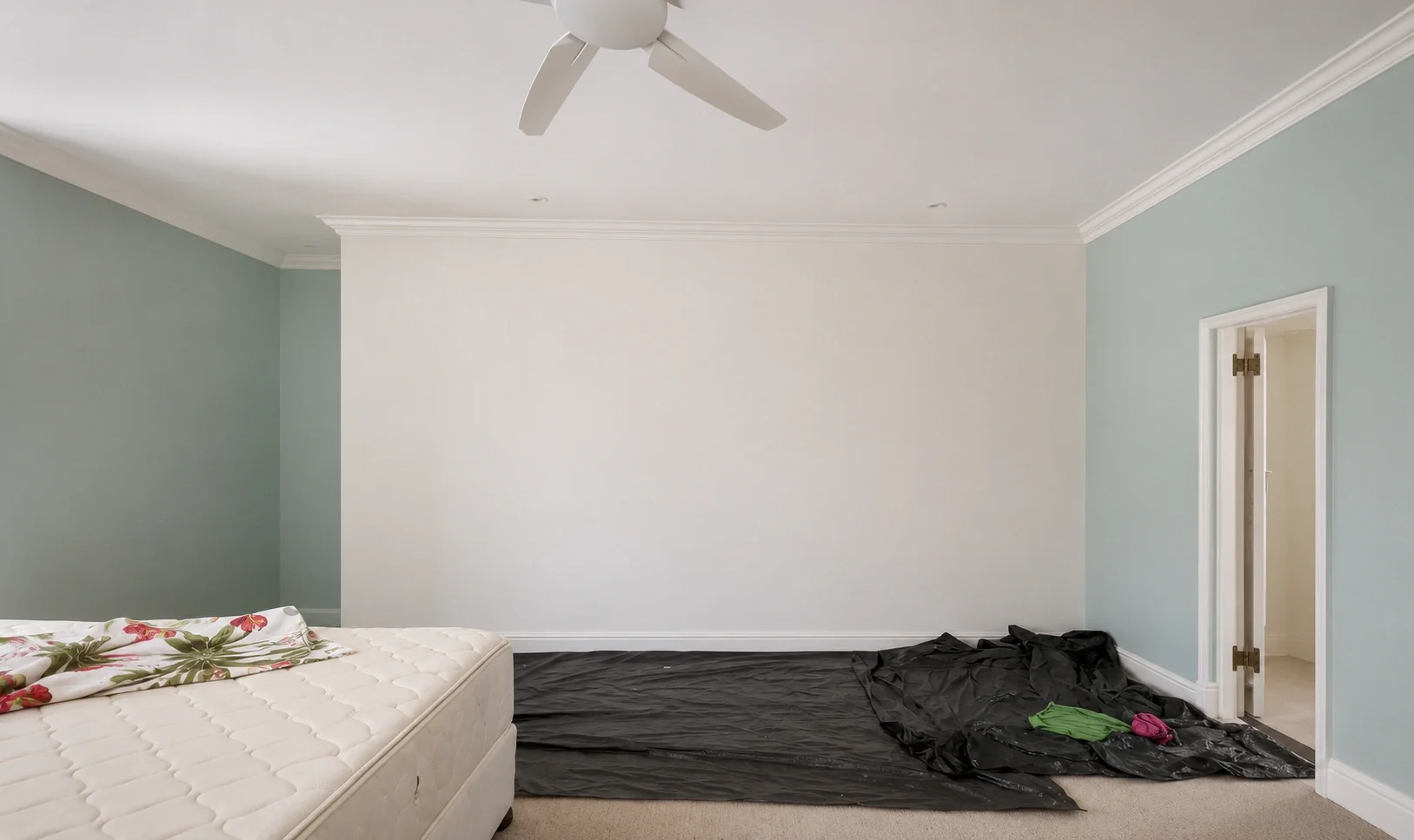 Room before wallpaper designs in Shaheed Path Lucknow